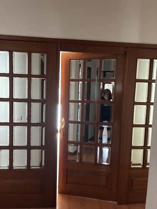 Estrutura em madeira e espelhos com uma porta no centro e duas fixas dos lados. Largura total 280cm, latgura da porta 83cm e altura 200cm.