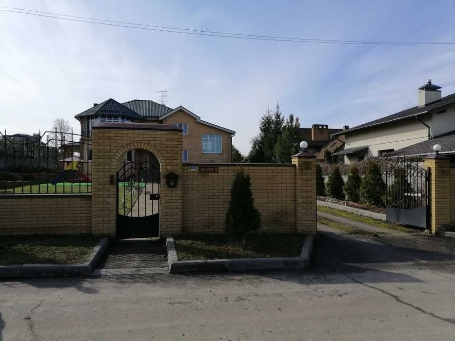 Дом район Флоринка с большим жилым подвалом. Возможно под сертификат.