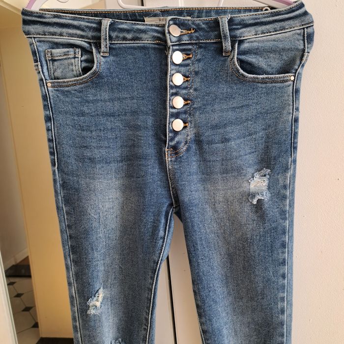 Dzinsy damskie dziury