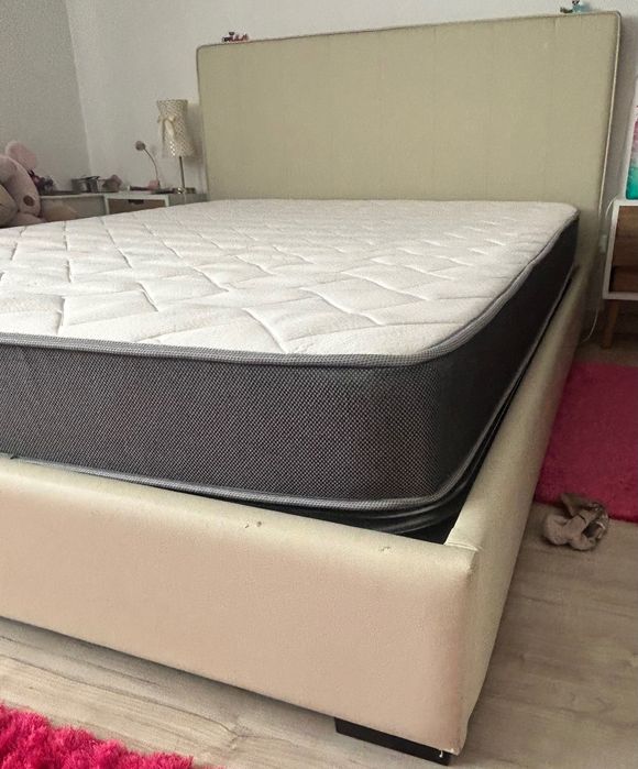 Cama com estrado e colchão