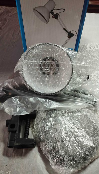 Настільна лампа на підставці зі струбциною, металева та надійна.