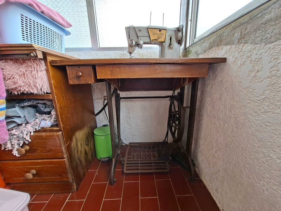Máquina de costura Singer a funcionar