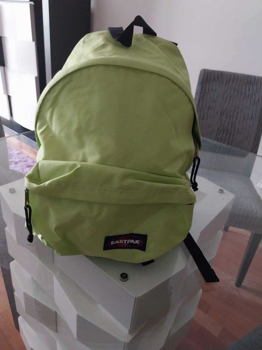 Sacos de viagem, fato de neve e lenço antigo