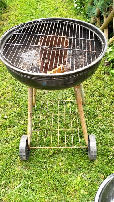Grill na kółkach okrągły pokrywka czarny