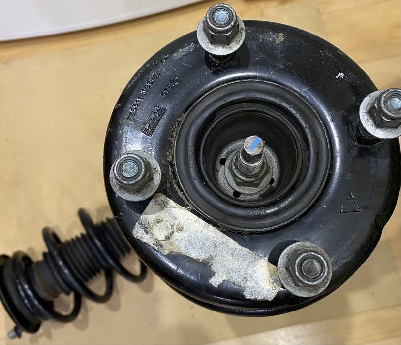 Продам передні амортизатори