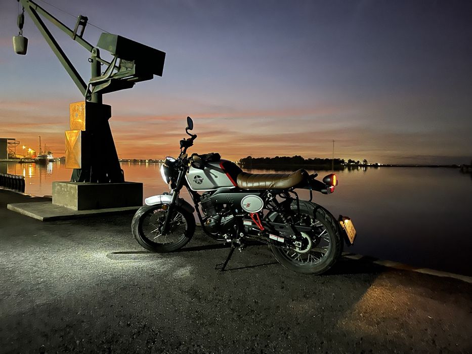 Mota UM Cafe Racer 125cc, 2021