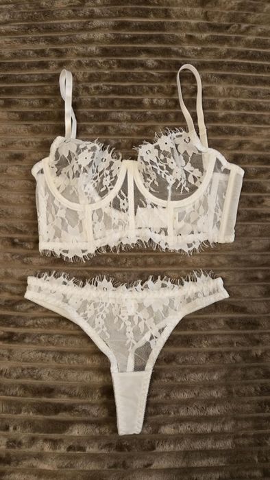 Biała bielizna koronkowa