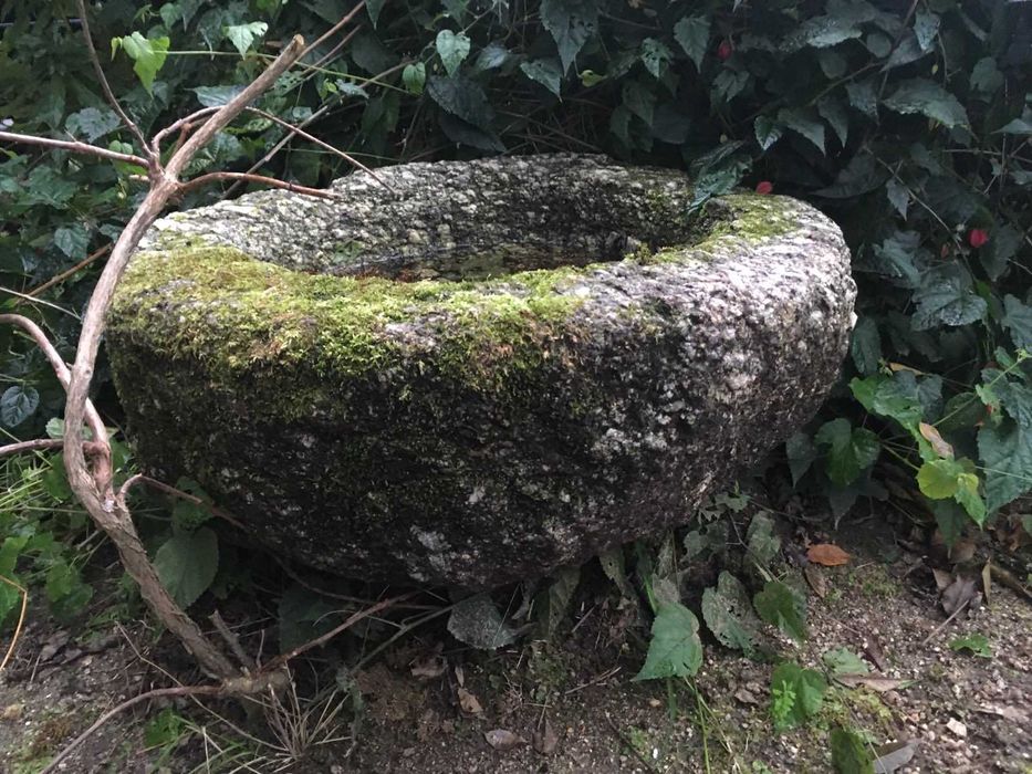 Pia redonda em pedra para decoração de jardim