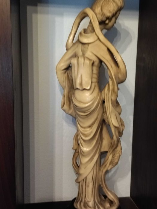 Estatueta em marfinite