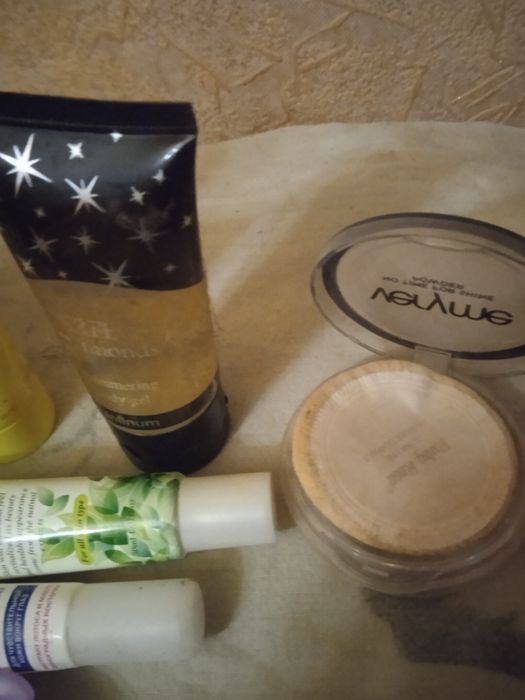 Продам косметический набор в фирменной  косметичке LOCCITANE