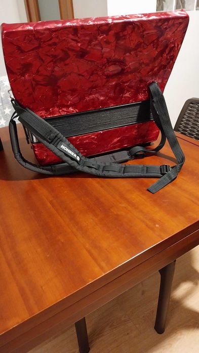 Acordeon hohner bravo lll 80, bem conservado, com pouco uso.