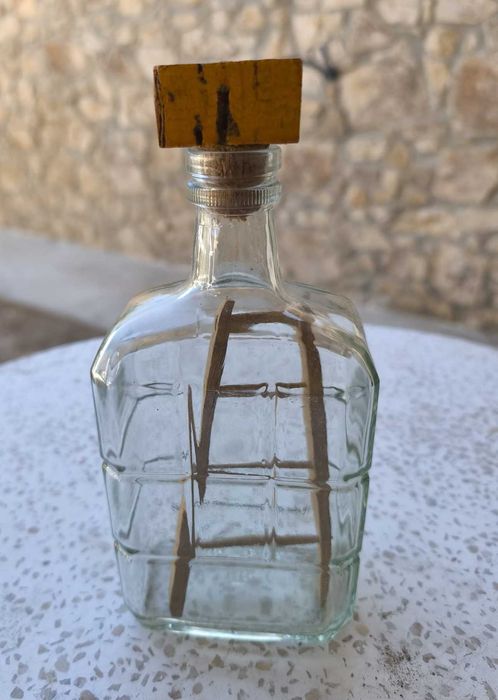Antiga Garrafa com Escada