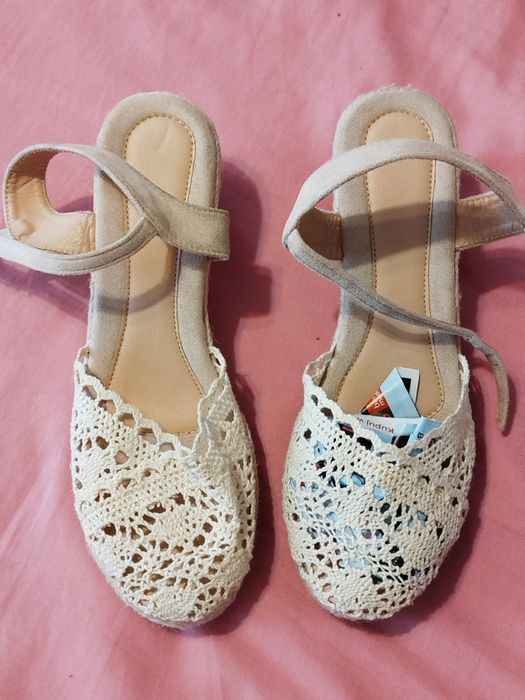 Nowe beżowe kremowe espadryle na koturnie z koronki 39
