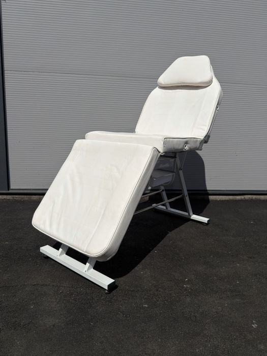 Кресло - кушетка косметологическое.