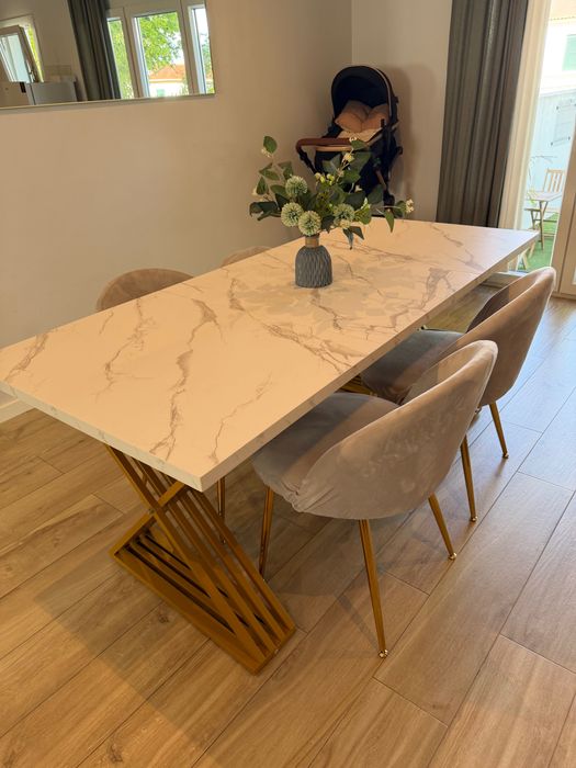 Mesa com 4 cadeiras
