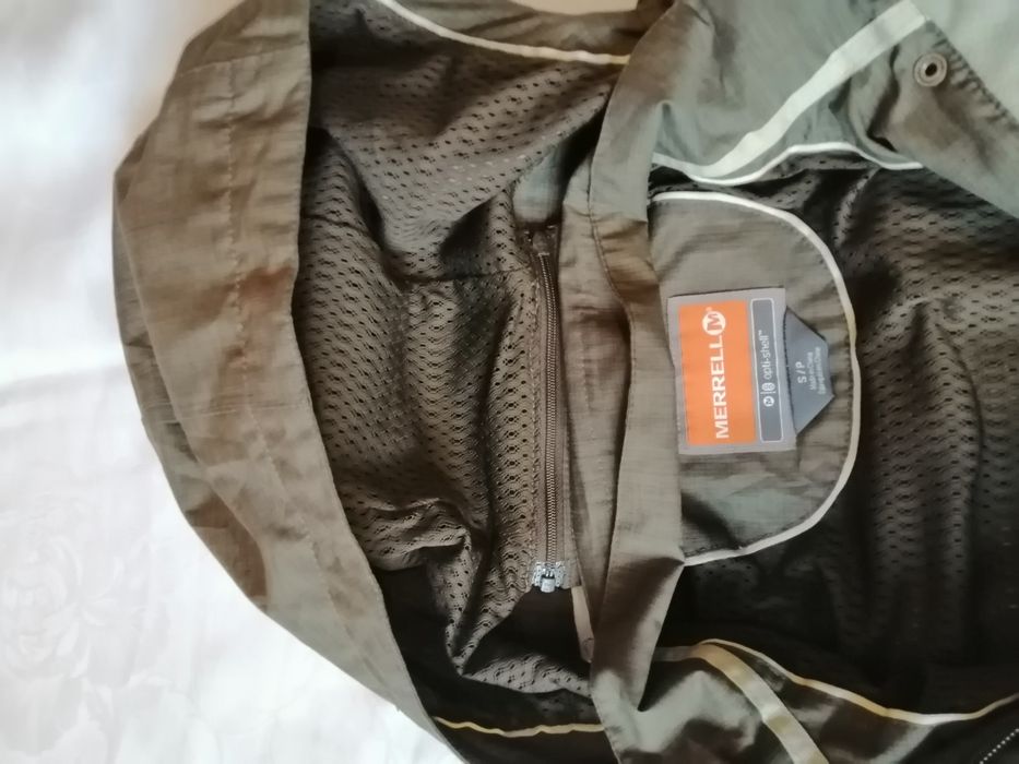 Płaszcz Merrell jesienny.