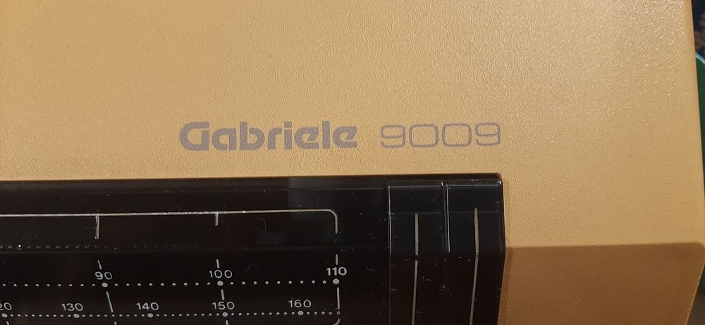 Máquina de escrever antiga gabriele 9009