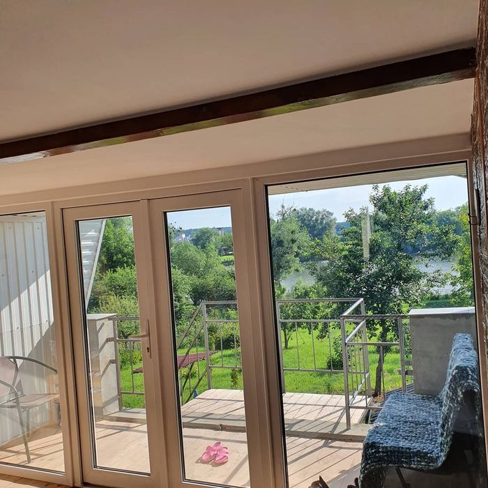 Автономний будиночок подобово/погодинно на березі водойми