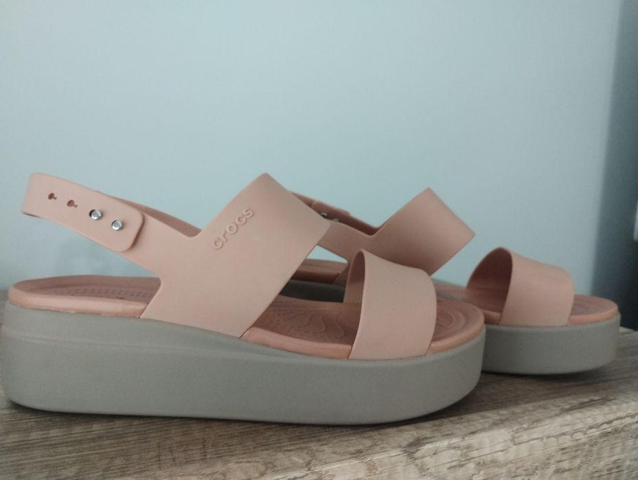 Crocs sandały damskie Brooklyn Low Wedge rozmiar W10