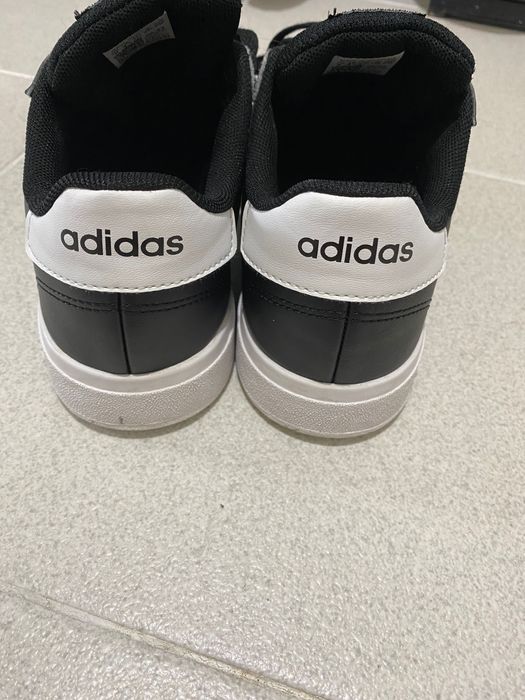 ténis adidas preto/riscas brancas