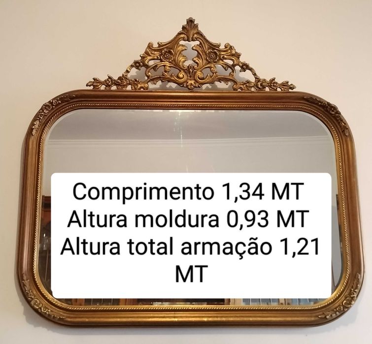 Espelho de parede em moldura de madeira maciça pintura dourada.