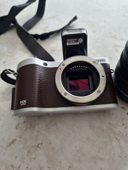 Máquina Fotográfica Mirrorless Samsung NX300 - Castanho + NX 18-55mm f/3.5-5.6 III OIS