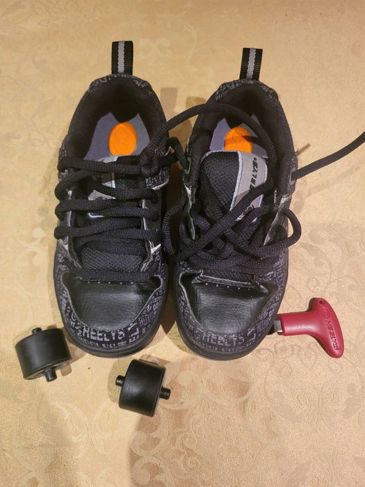 Sapatos com rodas em bom estado
