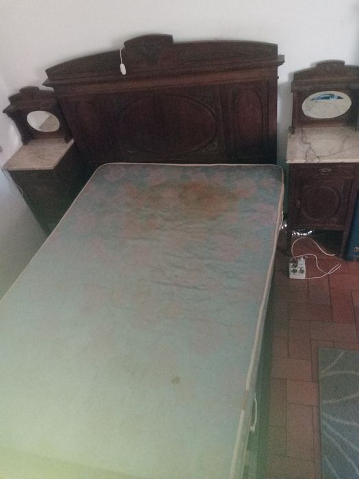 Cama de casal e 2 mesas de cabeceira