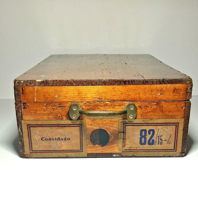 Caixa de retrosaria antiga