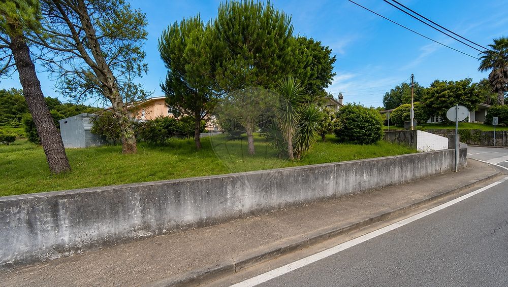 Vendo terreno urbano com 2 frentes
