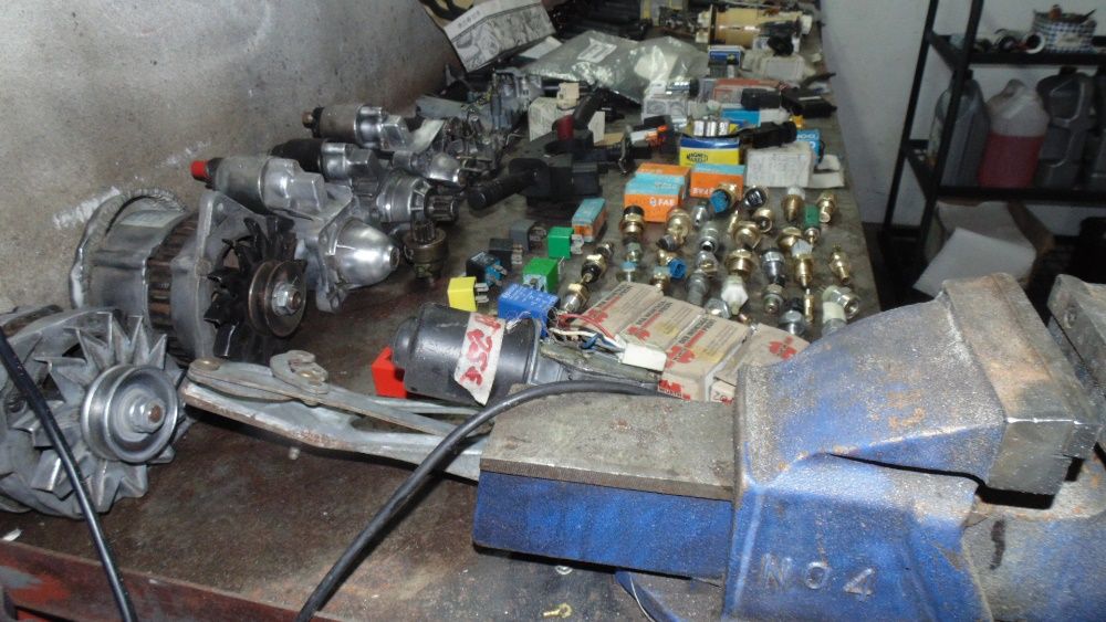 lote de peças auto multi-marcas material novo e usado em bom estado.
