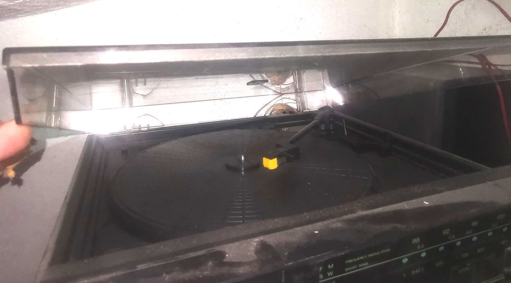 Aparelhagem de som SINGER com giradiscos ,cassete e rádio e 2 colunas