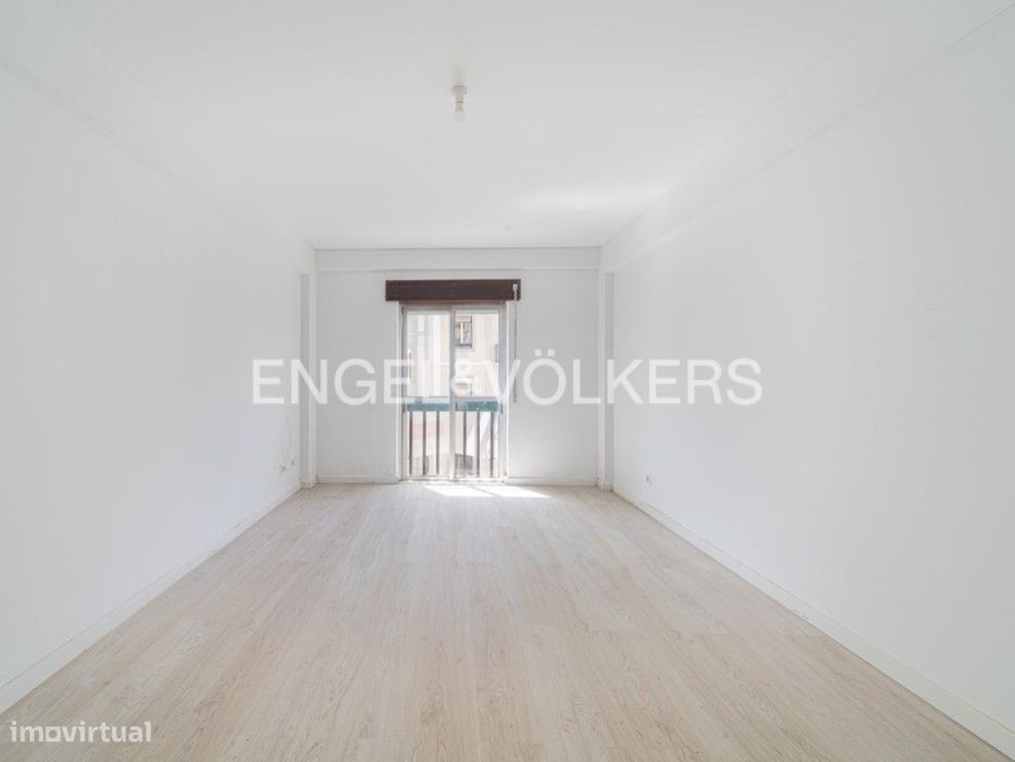 Bright 2-Bedroom Apartment with Enclosed Balcony Next to Arroios Metro Station