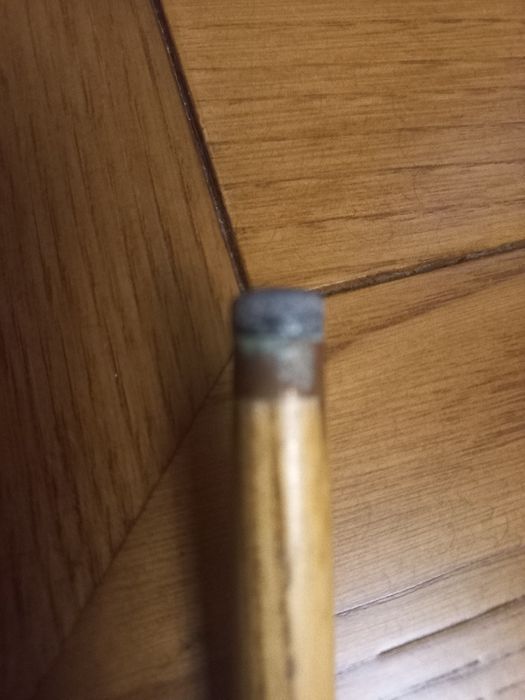 Taco de bilhar boa marca.