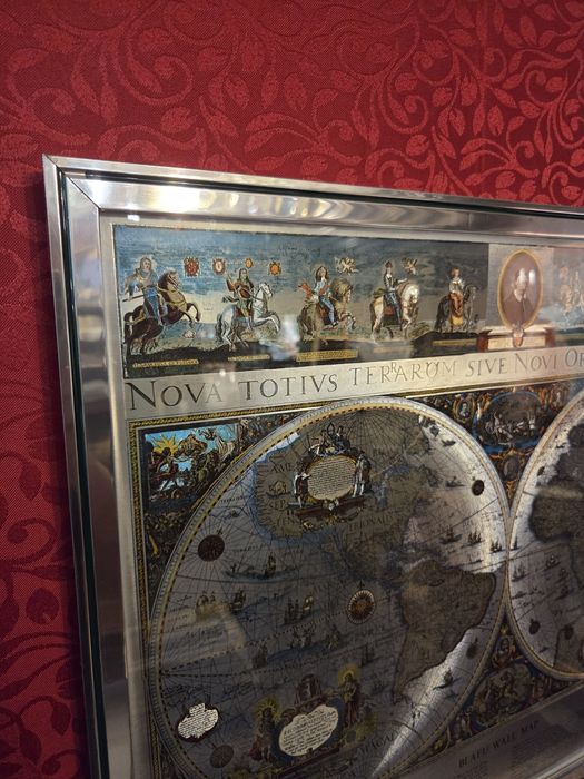 Quadro com reprodução do mapa múndi "Nova Totius Terrarum Sive Novi Orbis Tabula" de Willem Blaeu,