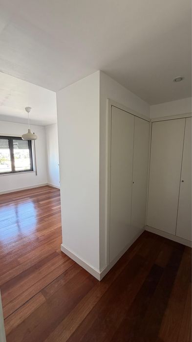 T1 no último piso com terraço privado de 18 m², garagem e acesso a piscina e jardim — Laranjeiras