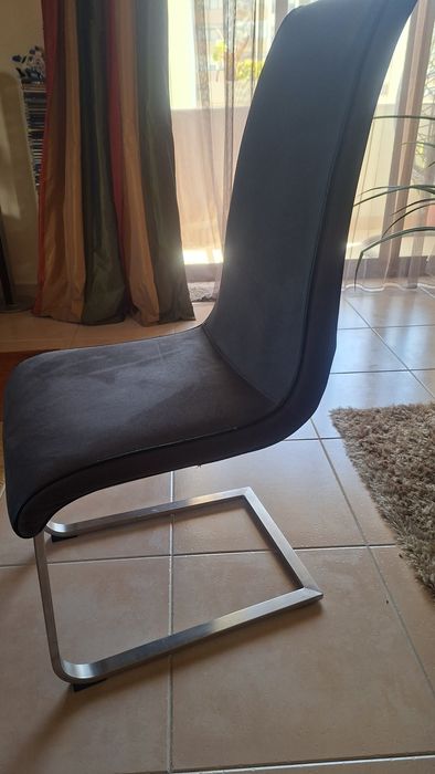 Cadeiras cinza e cromado