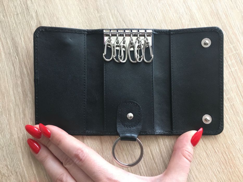 Ключница женская из натуральной кожи ската черная на кнопках
