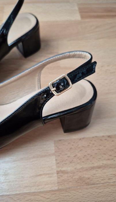 Czarne czółenka bez pięty na słupku z czubkiem w szpic