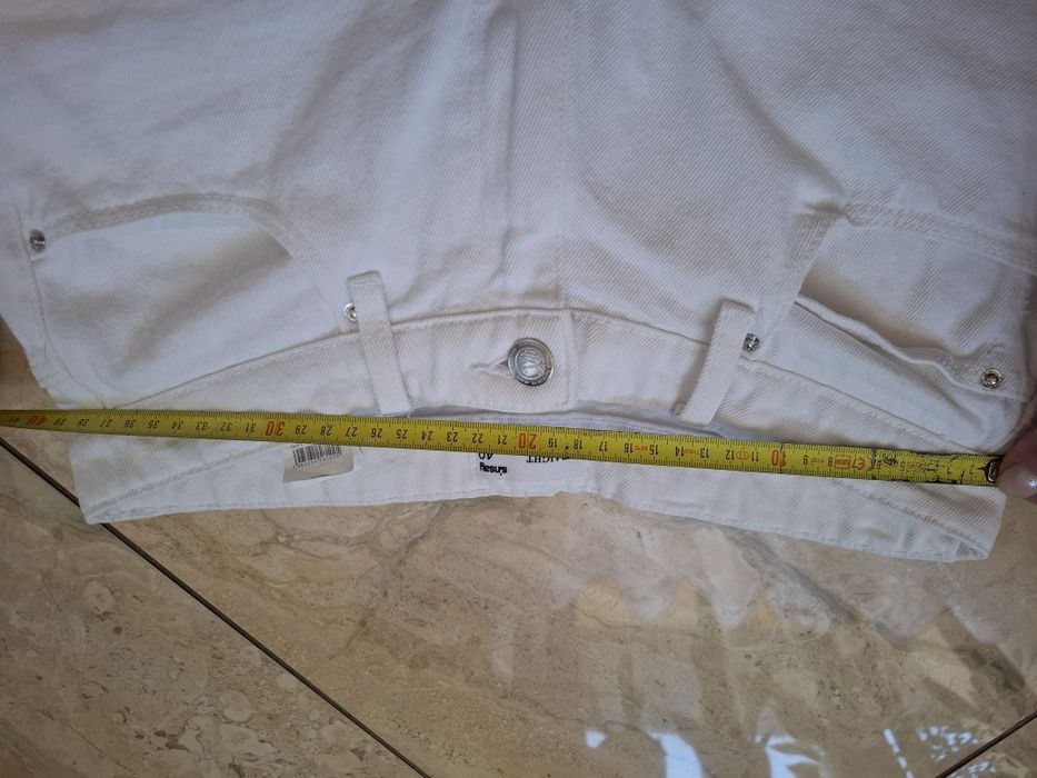 Białe spodnie jeansy straight fit sinsay 40