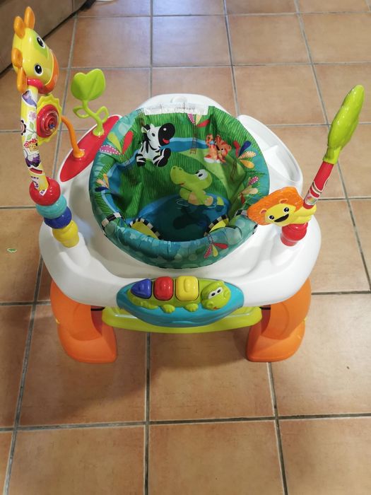 Saltador e Mesa de actividades Bright Starts