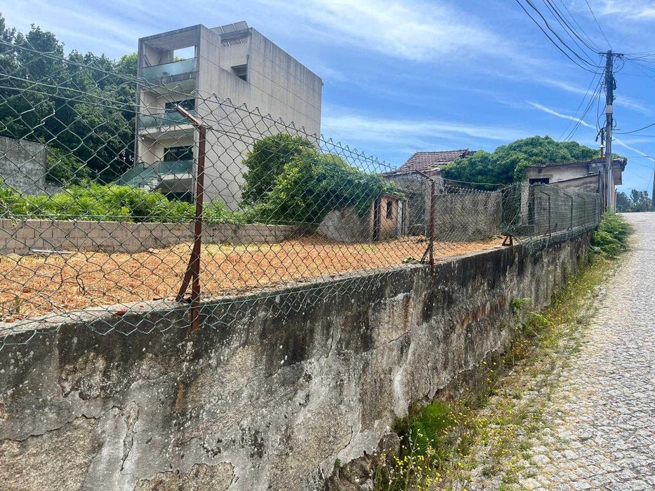 3 moradias em ruina inseridas num terreno de cerca de 500m2 com poço