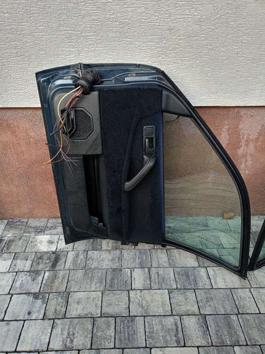 Przednie drzwi VW Passat B3 sedan kompletne, proste, zdrowe, elektryczne szyby i lusterka.