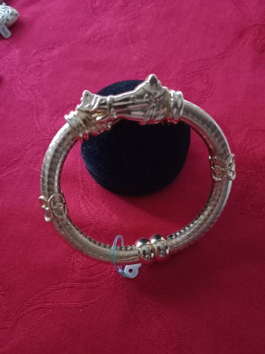 Pulseira dourada com cabeças de cavalo