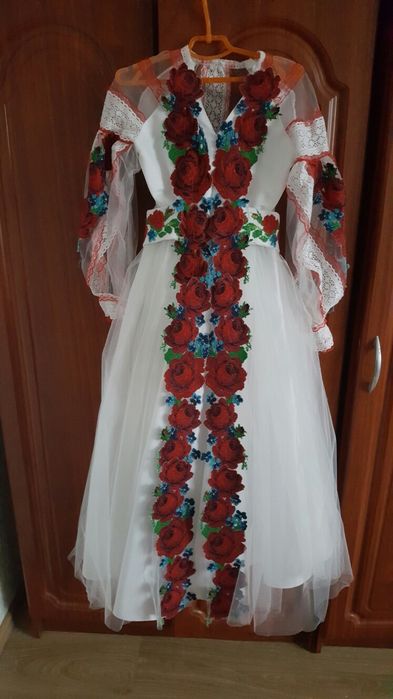 Плаття вишите для дівчинки