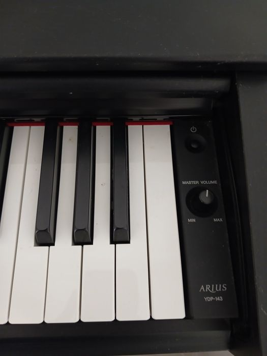 Piano- Yamaha Arius YDP-143- praticamente novo