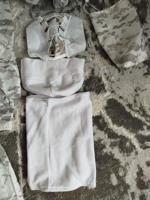 Мас-халат білиі,тканина не промокає-не продувається і тихенька .