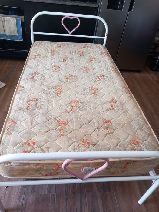 Cama em ferro de solteira