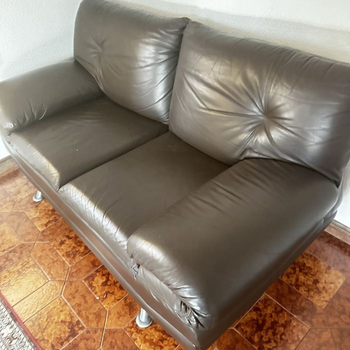 Vendo dois sofas de dois lugares em pele em bom estado