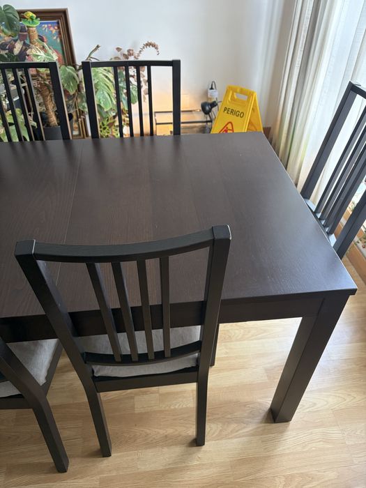 Mesa extensivel com 6 cadeiras